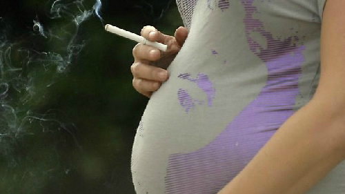 Mẹ hút thuốc trong thai kỳ khiến não trẻ nhỏ hơn